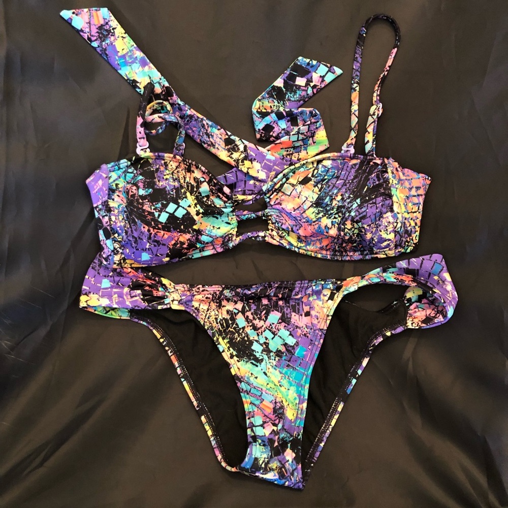 • S N A K E  P R I N T• billabong bikini